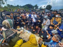 Peziarah Mulai Padati Makam Eril Anak Ridwan Kamil di Cimaung