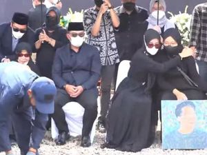 Doa Sang Nenek Agar Jenazah Eril Dimakamkan di Indonesia Terkabul Doa Sang Nenek Agar Jenazah Eril Dimakamkan di Indonesia Terkabul