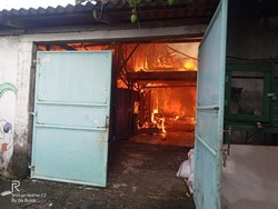 Berawal Bakar Sarang Tawon, Toko Mebel di Surabaya Ludes Terbakar