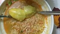 10 Topping Nyeleneh Mie Instan Ini Malah Bikin Tak Nafsu Makan!