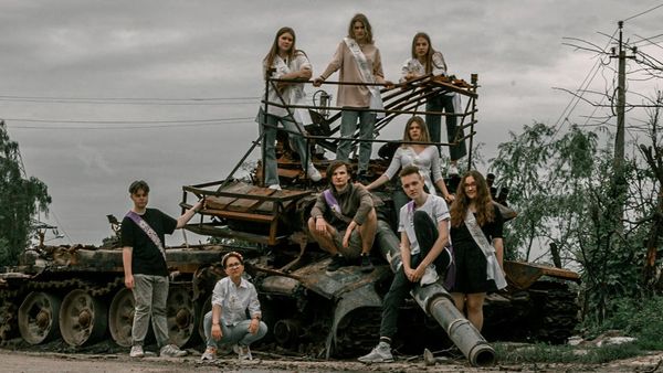 Siswa SMA di Ukraina Bikin Album Foto Kelulusan di Antara Puing