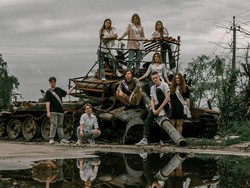 Gaya Siswa di Ukraina, Bikin Foto Kelulusan di Tengah Puing Bangunan