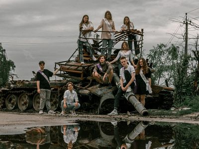 Siswa SMA di Ukraina Bikin Album Foto Kelulusan di Antara Puing