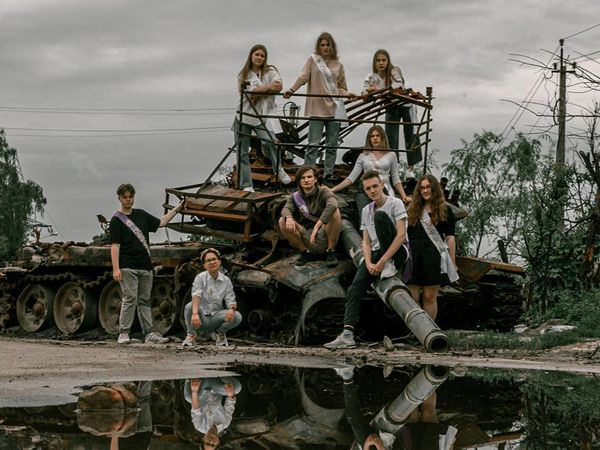 Siswa SMA di Ukraina Bikin Album Foto Kelulusan di Antara Puing