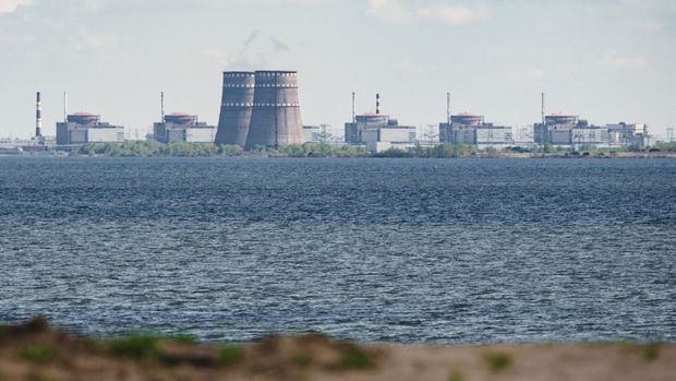 A general view shows the Zaporizhzhia nuclear power plant, situated in the Russian-controlled area of Enerhodar, seen from Nikopol in April 27, 2022. (Photo by Ed JONES / AFP)