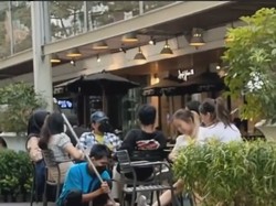 Viral Cleaning Service Bersihkan Sepatu Pengunjung Mall, Ini Faktanya