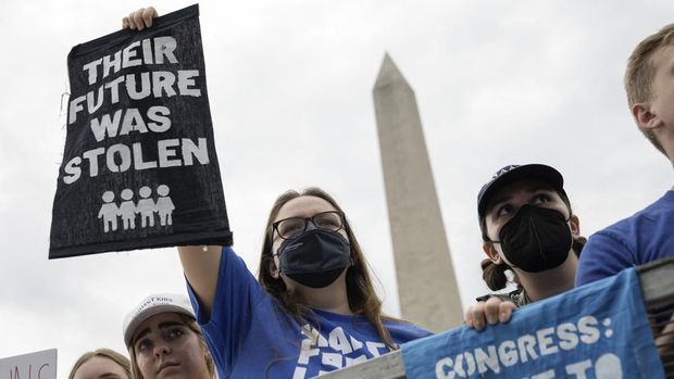WASHINGTON, DC - JUNE 11: Demonstrators attend a March for Our Lives rally against gun violence on the National Mall June 11, 2022 in Washington, DC. The March For Our Lives movement was spurred by the shooting at Marjory Stoneman Douglas High School in Parkland, Florida, in 2018. After recent mass shootings in Buffalo, New York and Uvalde, Texas, a bipartisan group of Senators continue to negotiate a potential compromise deal on gun violence and gun safety legislation.   Drew Angerer/Getty Images/AFP (Photo by Drew Angerer / GETTY IMAGES NORTH AMERICA / Getty Images via AFP)