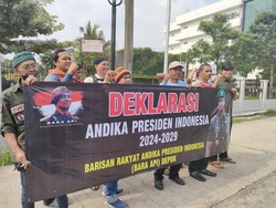 Sekelompok Warga Bentangkan Spanduk Andika Presiden 2024-2029 di Depok