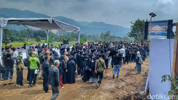 Warga berbondong-bondong ke makam Eril. Warga berbondong-bondong ke makam Eril.