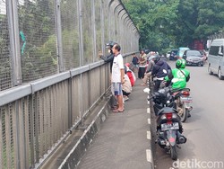 Kala Warga Cimahi Sambut Jenazah Eril dari Atas Jembatan Tol