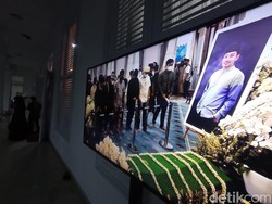 Warga Terus Berdatangan ke Gedung Pakuan untuk Salatkan Eril