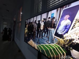 Warga Terus Berdatangan ke Gedung Pakuan untuk Salatkan Eril Warga Terus Berdatangan ke Gedung Pakuan untuk Salatkan Eril