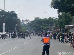 Warga Berjejer di Pinggir Jalan Saat Rombongan Jenazah Eril Melintas