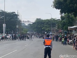 Warga Berjejer di Pinggir Jalan Saat Rombongan Jenazah Eril Melintas