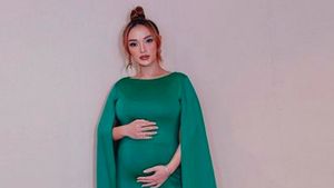 8 Penampilan Zaskia Gotik Pamer Baby Bump, Masih Lincah Goyang Itik