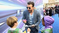 Chris Evans Diserbu Bocil-bocil Berkostum Lightyear!
