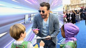 Chris Evans Diserbu Bocil-bocil Berkostum Lightyear!