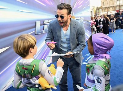 Chris Evans Diserbu Bocil-bocil Berkostum Lightyear!