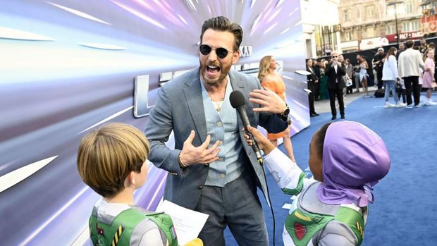 LONDON, ENGLAND - JUNE 13:  Chris Evans is interviewed by young fans at the UK Premiere of Disney Pixars' 