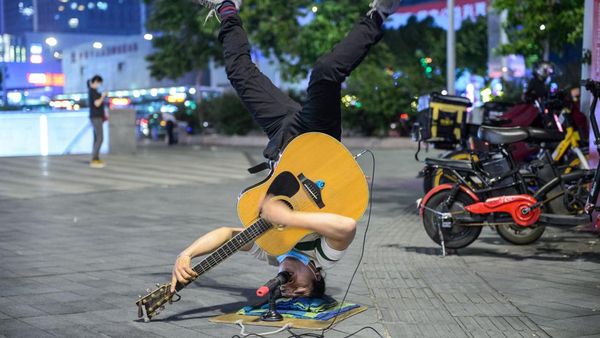 Ada-ada Saja, Pria di China Ini Ngamen Sambil Jungkir Balik