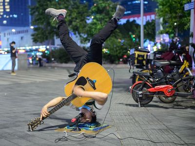Ada-ada Saja, Pria di China Ini Ngamen Sambil Jungkir Balik