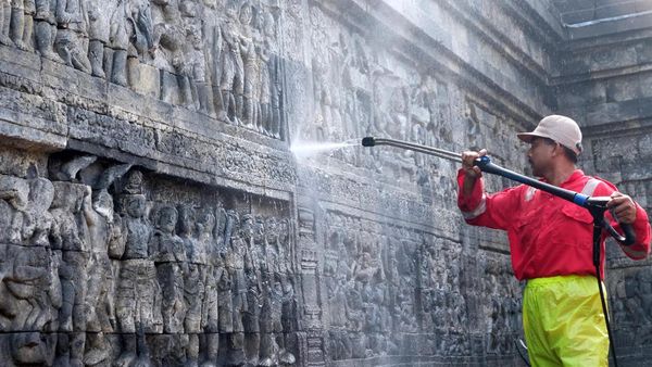 Bersih-bersih, Relief Candi Borobudur Disemprot Air Kencang