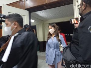 Di Depan Hakim, Ayu Thalia Ngaku Check In dan Tidur Bareng Nicholas Sean Di Depan Hakim, Ayu Thalia Ngaku Check In dan Tidur Bareng Nicholas Sean