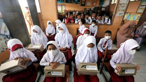Bantuan Perlengkapan Sekolah Bagi Siswa Kurang Mampu