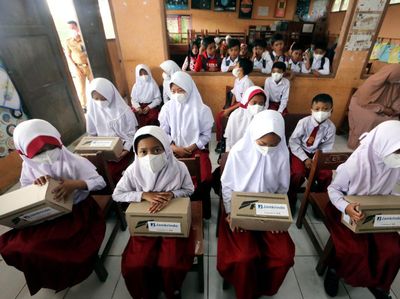 Bantuan Perlengkapan Sekolah Bagi Siswa Kurang Mampu