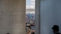 Selain itu, ada pula pesan lain di samping mural Guardiola dan Mourinho ciuman. Pesannya bertuliskan, ‘Barcelona + Madrid = Primavera Sound. Keberagaman, Kebudayaan, dan Toleransi,” tulis di tembok itu. (Foto: Europa Press via Getty Images/Europa Press News)