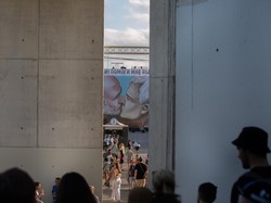 Selain itu, ada pula pesan lain di samping mural Guardiola dan Mourinho ciuman. Pesannya bertuliskan, ‘Barcelona + Madrid = Primavera Sound. Keberagaman, Kebudayaan, dan Toleransi,” tulis di tembok itu. (Foto: Europa Press via Getty Images/Europa Press News)
