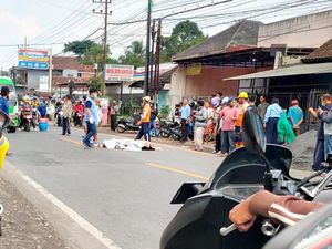 Wanita di Malang Tewas Terlindas Bus Setelah Gagal Nyalip