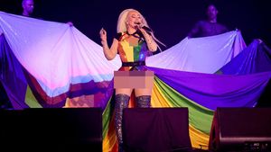 8 Penampilan Kontroversial Christina Aguilera di Acara LGBT, Pamer Sex Toy