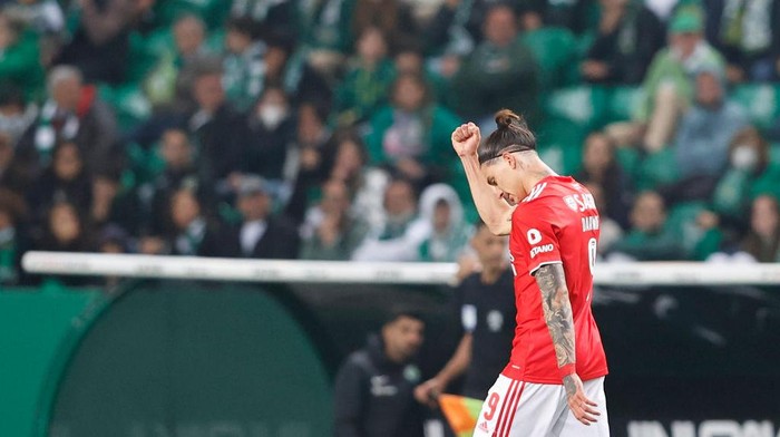 LISBON, PORTUGAL - APRIL 17: Darwin Nunez of SL Benfica celebrates after scoring his teams first goal during the Liga Portugal Bwin match between Sporting CP and SL Benfica at Estadio Jose Alvalade on April 17, 2022 in Lisbon, Portugal. (Photo by Joao Rico/vi/DeFodi Images via Getty Images)