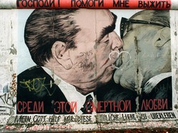 Mural itu mengadopsi karya populer Dmitri Vrubel, yang melukis ‘My God, Help Me to Survive This Deadly Love’ di Tembok Berlin pada 1990. Vrubel melukis ulang potret dua pejabat komunis Soviet dan Jerman Timur, Leonid Brezhnev dan Erich Honecker sedang berciuman. (Foto: picture alliance via Getty Image/picture alliance)