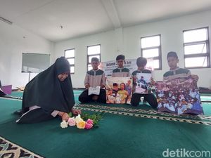 Untaian Doa dan Mawar dari Panti Asuhan untuk Eril Untaian Doa dan Mawar dari Panti Asuhan untuk Eril