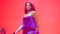 Dalam Barcelona Primavera Sound sendiri, banyak artis ternama manggung. Di antaranya Dua Lipa, yang pernah bernyanyi di final Liga Champions. (Foto: Xavi Torrent/WireImage)