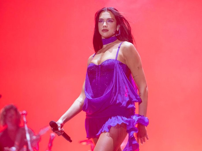 BARCELONA, SPAIN - JUNE 09: Dua Lipa performs in concert during Primavera Sound Festival on June 09, 2022 in Barcelona, Spain. (Photo by Xavi Torrent/WireImage)