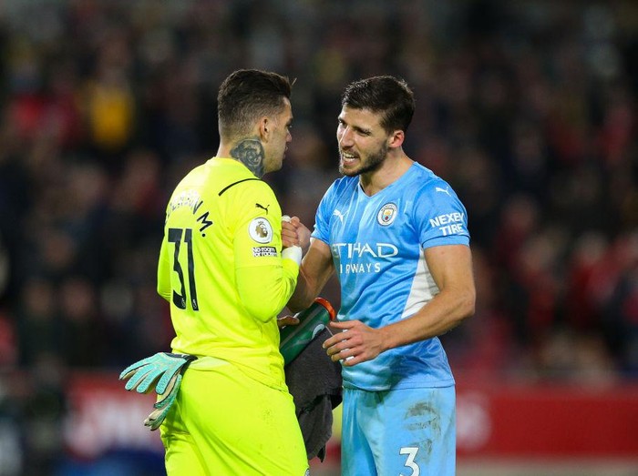 BRENTFORD, ENGLAND - DECEMBER 29: Ruben Dias of Manchester City celebrates with team mate Ederson after the Premier League match between Brentford and Manchester City at Brentford Community Stadium on December 29, 2021 in Brentford, England. (Photo by Craig Mercer/MB Media/Getty Images)