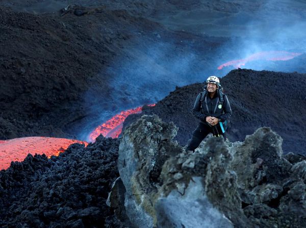 Ekstrem! Sensasi Mendaki Gunung Berapi Tertinggi-Teraktif di Eropa
