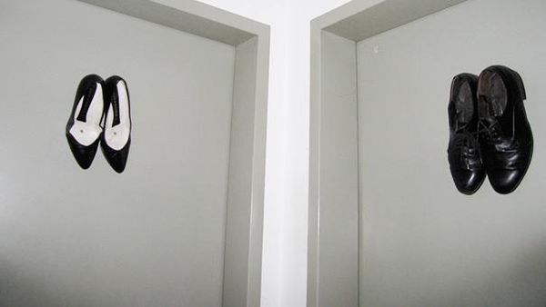 Tanda Toilet Pria dan Wanita yang Bikin Ngakak