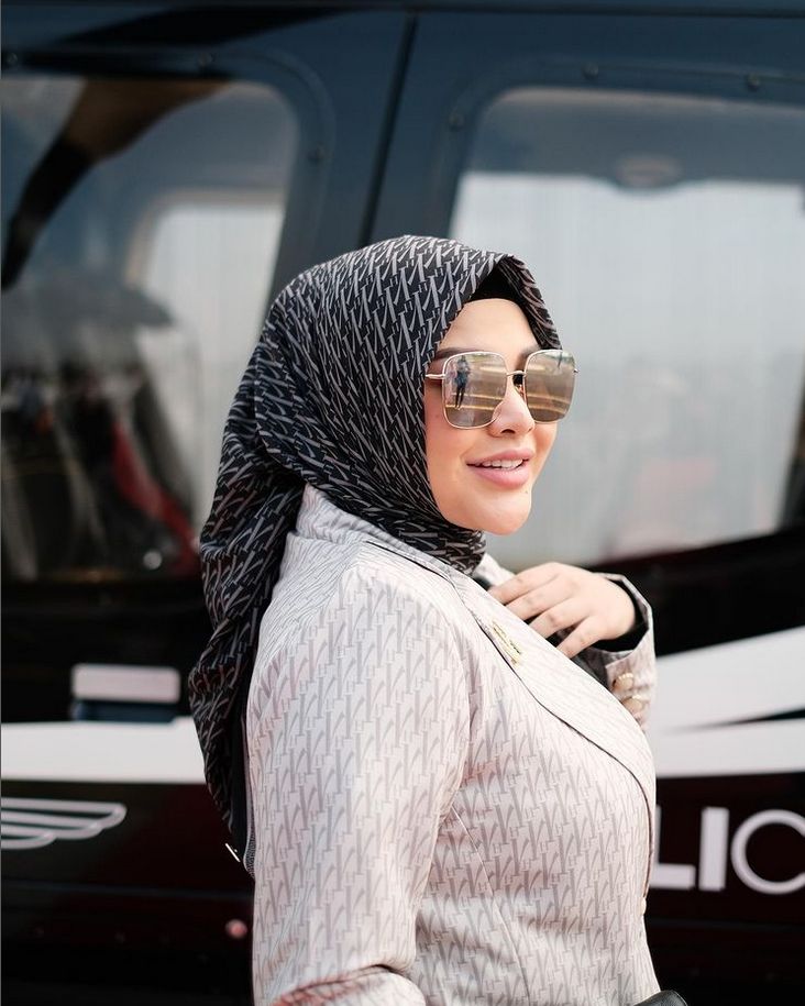 Gaya hijab Aurel Hermansyah.