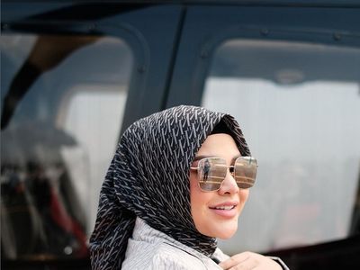 7 Gaya Hijab Aurel Hermansyah bak Lady Boss, Pose di Depan Helikopter