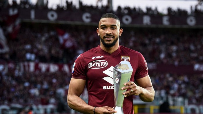 STADIO OLIMPICO GRANDE TORINO, TURIN, ITALY - 2022/05/20: Gleison Bremer of Torino FC poses for a photo with the Serie A MVP (Most Valuable Player) Best Defender 2021/2022 award prior to the Serie A football match between Torino FC and AS Roma. AS Roma won 3-0 over Torino FC. (Photo by Nicolò Campo/LightRocket via Getty Images)