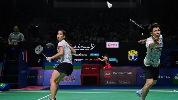 Pebulu tangkis ganda campuran Malaysia Goh Soon Huat (kanan) dan Shevon Jemie Lai mengembalikan kok ke arah ganda campuran Thailand Dechapol Puavaranukroh/Sapsiree Taerattanachai dalam babak 32 besar Indonesia Open 2022 di Istora Senayan, Jakarta, Selasa (14/6/2022). Goh Soon Huat/Shevon Jemie Lai mengalahkan Dechapol Puavaranukroh/Sapsiree Taerattanachai yang merupakan peringkat satu dunia dengan skor 21-18, 7-21 dan 22-20. ANTARA FOTO/Sigid Kurniawan/wsj.