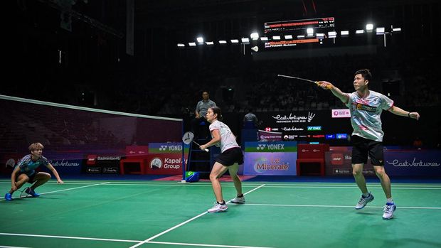 Pebulu tangkis ganda campuran Malaysia Goh Soon Huat (kanan) dan Shevon Jemie Lai mengembalikan kok ke arah ganda campuran Thailand Dechapol Puavaranukroh/Sapsiree Taerattanachai dalam babak 32 besar Indonesia Open 2022 di Istora Senayan, Jakarta, Selasa (14/6/2022). Goh Soon Huat/Shevon Jemie Lai mengalahkan Dechapol Puavaranukroh/Sapsiree Taerattanachai yang merupakan peringkat satu dunia dengan skor 21-18, 7-21 dan 22-20. ANTARA FOTO/Sigid Kurniawan/wsj.