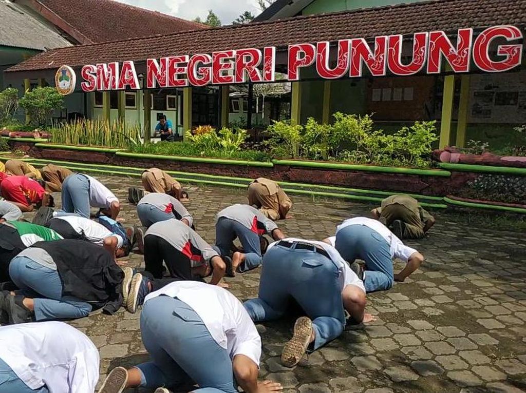 Guru-Siswa SMAN di Pacitan Sujud Syukur Rayakan Luluk Juara Dunia Guru-Siswa SMAN di Pacitan Sujud Syukur Rayakan Luluk Juara Dunia