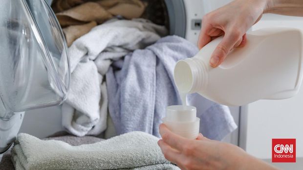 ilustrasi detergent, ilustrasi deterjen, ilustrasi detergen, ibu-ibu nyuci baju