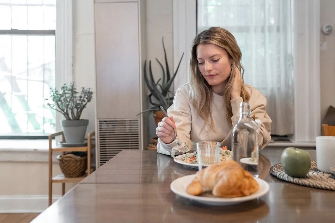 Kalau nggak mau maag kambuh, kamu harus hindari empat kebiasaan makan ini (penderita maag/Foto: pexels.com/Kevin Malik)