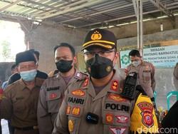 Kisah 2 Polisi di Cirebon Bantu Masyarakat Kurang Mampu